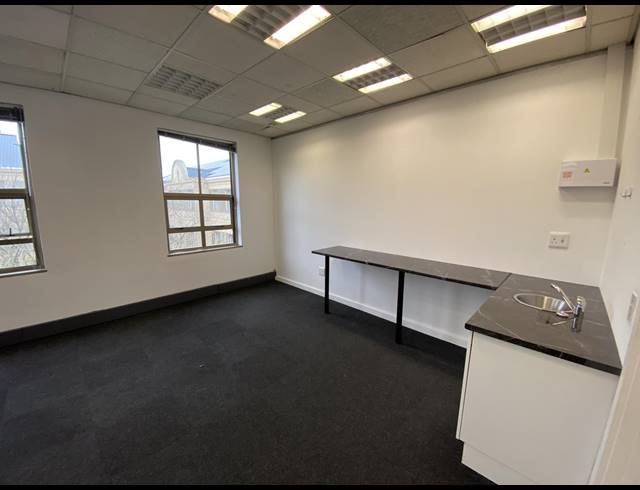 127M² OFFICE TO LET IN RONDEBOSCH